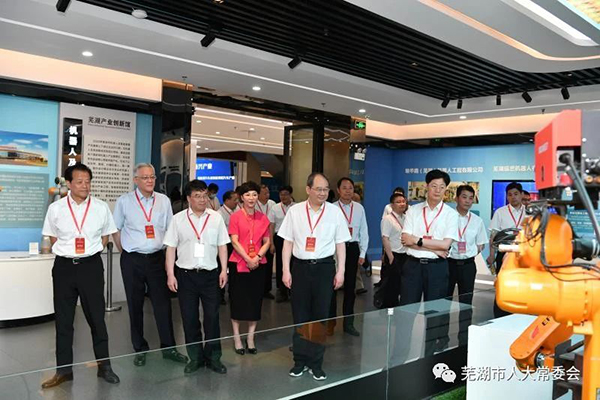 聚焦智能网联汽车 拓展产业发展新路径