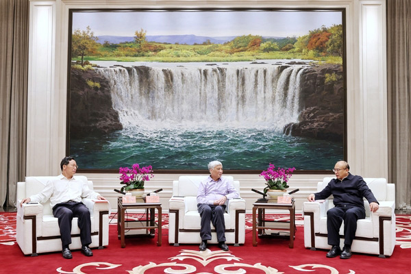  许勤在哈拜会全国人大常委会副委员长、民盟中央主席丁仲礼