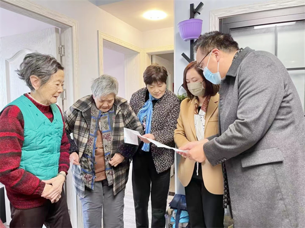  上海浦东：人大代表助力社区“就地养老”